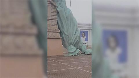 不敵強風！巴西自由女神像倒頭栽　民眾直擊驚險瞬間