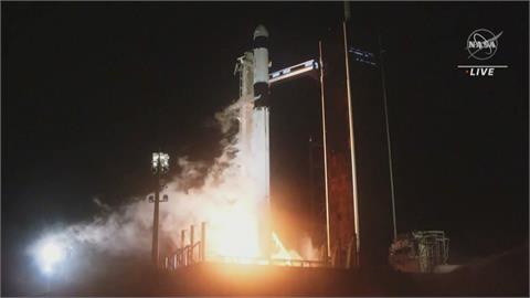 SpaceX載4人成功登太空站　火箭迷超激動