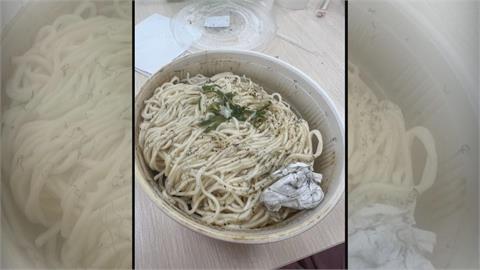 哪來的？　外送餐點驚見「衛生紙、不明黑色細絲」