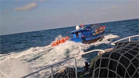快新聞／中國海警強押我國漁船　海巡署出動3艦與4海警船對峙中