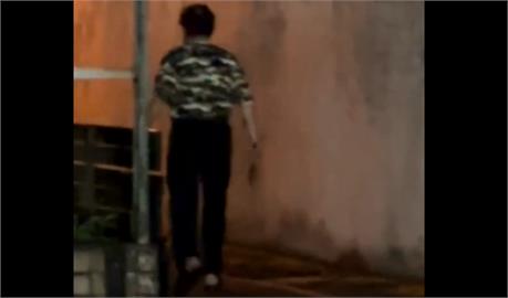 宜蘭「雙刀伯」出沒嚇壞路人　疑不滿酒吧太吵深夜持刀遊蕩