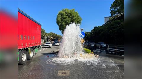 龜山小客車撞斷自來水排氣閥　水溢流整路畫面曝光