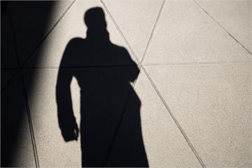 「解開褲子逼她摸」公園噁男強迫清潔工口交 丟30元封口下場慘!