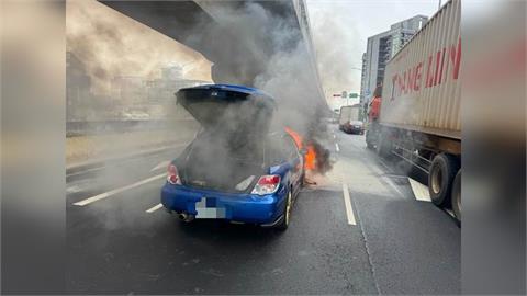 快新聞／桃園中壢火燒車！轎車陷火海成廢鐵　驚險畫面曝