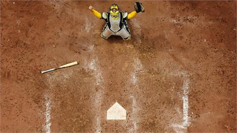 MLB／年度最佳照片！世界大賽MVP「跪地謝天」網讚爆　封王瞬間全家感動見證