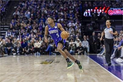 NBA(影)／191公分後衛跳球竟跳贏211公分中鋒　隊友拿到球馬上砍進3分