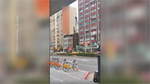 台北小巨蛋附近新建工程　吊掛巨大鋼筋貼近人車