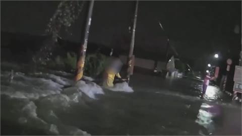 屏東連日強降雨又逢大潮！　老翁騎車誤闖積水路段險遭沖走