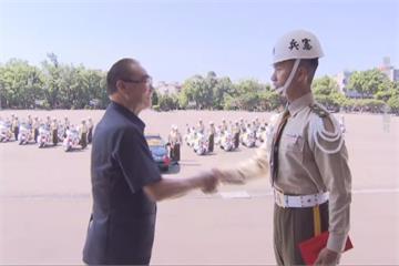 馮世寬高唱「小丑」 比喻痛苦往心裡吞