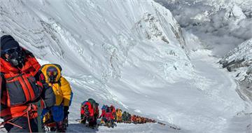聖母峰西藏側暴雪突襲　登山客用鍋子拼命挖雪自救