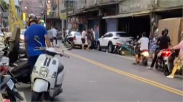 馬路變格鬥場！黑衣人猛K還留下一把槍