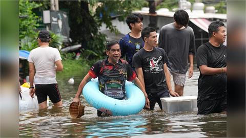 曼谷暴雨連下48小時慘淹水！　民眾拉船衝超市買物資