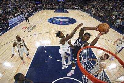 NBA(影)/「詹皇」失誤湖人瀕臨出局!灰狼愛德華茲狂飆43分取聽牌優勢