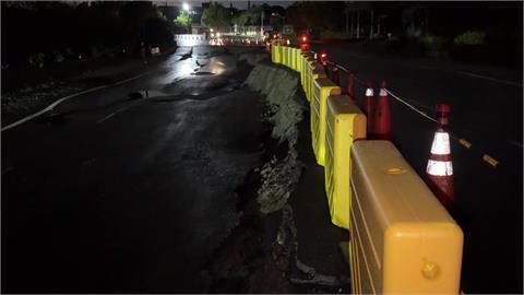 高雄連日大雨土壤流失！　燕巢往尖山道路再現天坑「封閉一半車道」