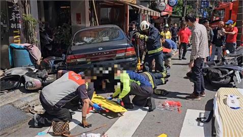快新聞／基隆南榮路車禍！轎車逆向撞倒機車　女子受困車底被救出送醫