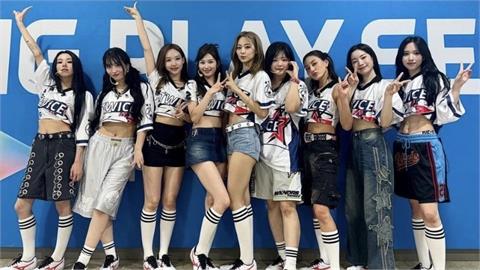 子瑜領軍TWICE辣翻足球聯賽　「逆天172大長腿」穩站C位！