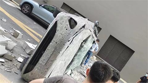 測試車從總部大樓衝出墜落！中國電動車廠2試車員送醫不治