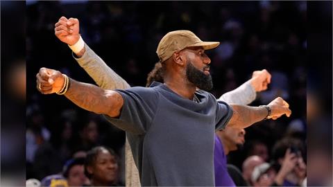 NBA(影)/詹皇完成本季第一次5對5練球 狀況不錯復出的腳步也更近了