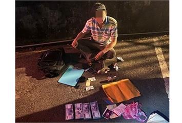 麻袋放汽車輪胎旁　警機警查獲通緝犯兼面交車手
