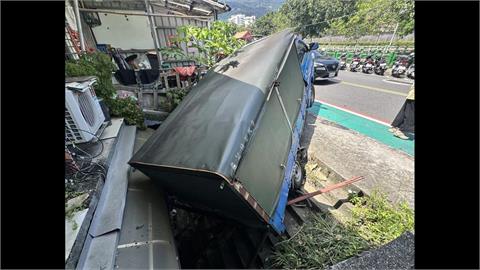 倒退嚕！北投小貨車「倒插路旁」　駕駛涉毒駕被逮