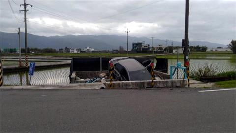 18歲男開車出遊失控打滑　衝進田裡撞壞電桿、水閘門