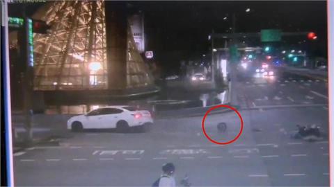 驚險！　高雄轎車疑「違規左轉」撞騎士　機車前輪「離家出走」滾車底