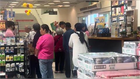 快新聞／巴威颱風來襲！宜蘭民眾擠滿超市「超前部署防颱」　畫面曝光