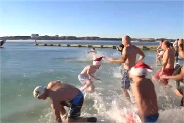 半世紀最冷新年 美國民眾冬泳慶祝