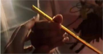 男訂做100克黃金吸管「只為喝奶茶」 糗了!騎車路過井蓋飛出去