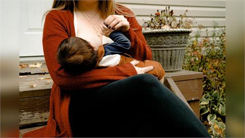 男空服員突然掀開哺乳巾「喊要用餐嗎」！新手媽遭「雙球示眾」怒控被侵犯