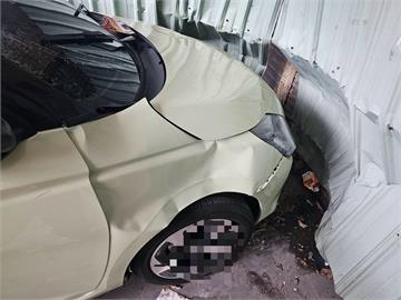 快新聞／飛來橫禍！桃園女子駕駛不當發生車禍　6名等公車民眾遭撞
