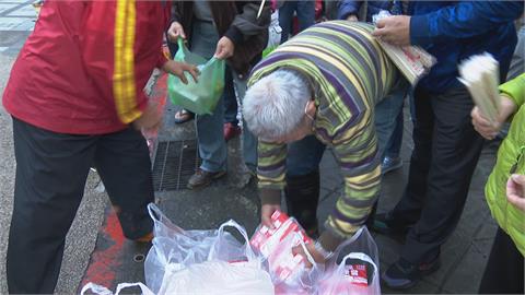 「刈包吉」不再辦桌改發便當　高齡83歲仍親自發送街友感動