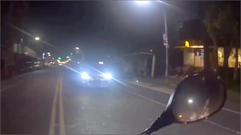 開車逆向險撞車輛　駕駛拒盤查衝撞警車逃逸