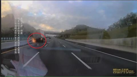 國道駕駛疑疲駕自撞噴火花 台13線汽車墜橋下女駕駛手脫臼