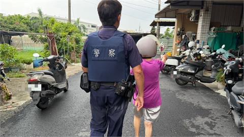 颱風天7旬老婦「戴安全帽」詭站雨中發呆！警見異狀一問「心酸原因」曝…