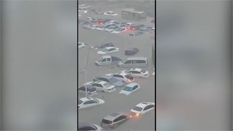 中國廣西欽州大暴雨侵襲　上百輛車被淹　人員受困