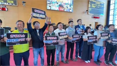 台中普發五萬藍綠吵翻天　議會大亂鬥！藍議員推人、飆罵