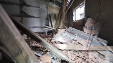 驚險！土城老屋突崩塌　男睡覺閃躲不及遭瓦片壓住