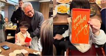 超幸運！黃仁勳餐廳巧遇慶生「簽名送紅包」　5歲童雙手合十鞠躬收下