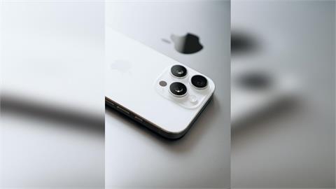 網友分享自己摔車後iPhone 18機身彎曲，外觀宛如「自行折疊」，螢幕竟仍能正常亮起，吸引超過271萬次瀏覽。（示意圖／取自Pexels，非關此新聞）