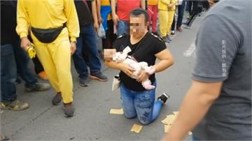 白沙屯媽祖南下遶境 鑾駕停駐為女嬰加持