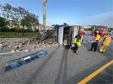 煞車不及砂石車翻覆　宜蘭冬山路周邊一度大塞車