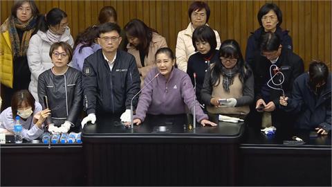 快新聞／綠委夜襲議場！　吳思瑤強調須採取行動：防藍白對民主造成傷害