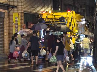 向無名英雄致敬！桃園各區清潔隊不畏風雨清運垃圾　守護美麗市容