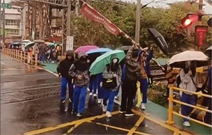 平交道警示鈴聲響「學生龜速」　校方人員竟撐柵欄助通過