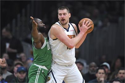 NBA(影)／小丑中鋒準大三元沒用!　金塊客場不敵塞爾提克西區老二岌岌可危