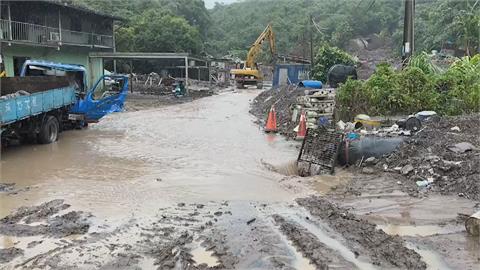 「尼莎」剛走又下暴雨！　七堵營造廠自力救濟疏通排水