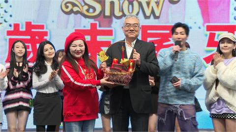 慰勞節目工作人員　白冰冰尾牙合唱「台灣的眼睛」