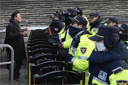 快新聞／南韓警衝總統府搜尹錫悅「電話紀錄」　雙方對峙8小時結局曝