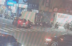 快新聞／「親親戲院」前休旅車迴轉撞機車　後方騎士猛閃慘摔「腳骨外露」OHCA搶救